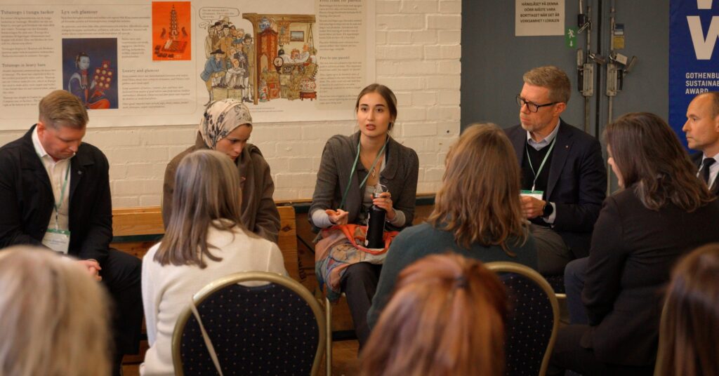 Julieta Martinez in a discussion Holding a water bottle On her right side sits the CEO of Port of Gothenburg Göran Eriksson